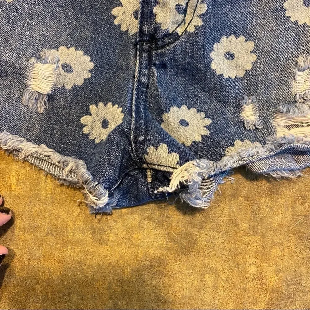 Hot Kiss Cici Ripped Floral Jean Shorts Junior's Size 11 Distressed Raw Hem - Picture 3 of 6